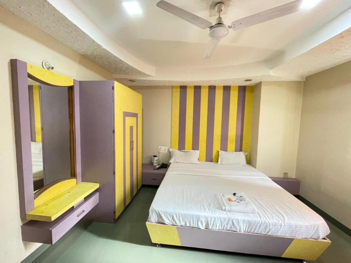 Hotel Holiday Pride Aurangābād Exterior foto